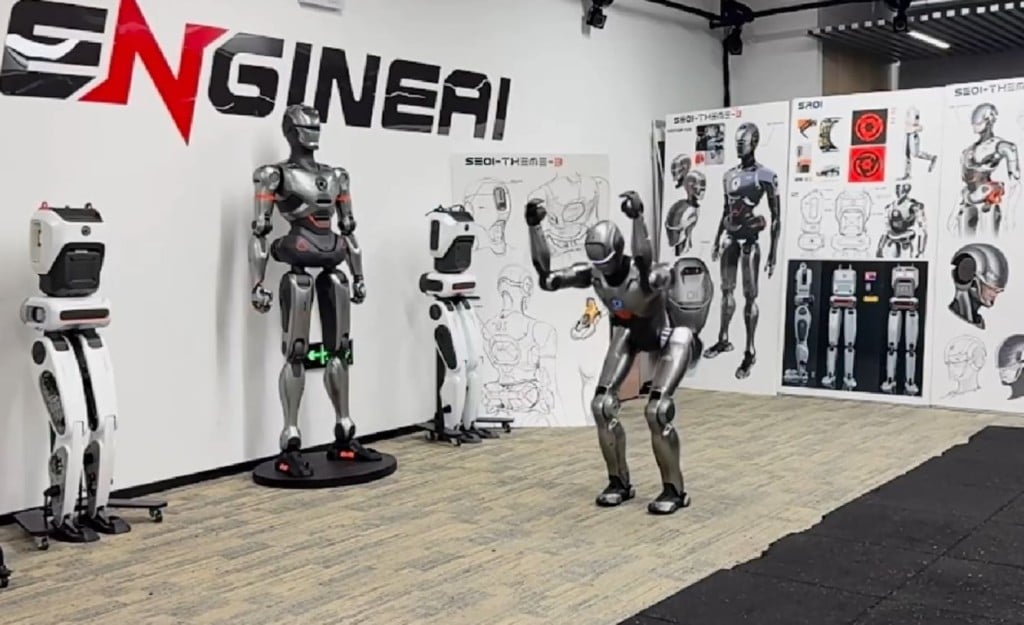 视频/众擎科技PM01 完成世界首例人形机械人前空翻