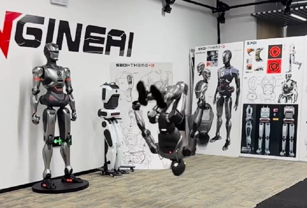 视频/众擎科技PM01 完成世界首例人形机械人前空翻