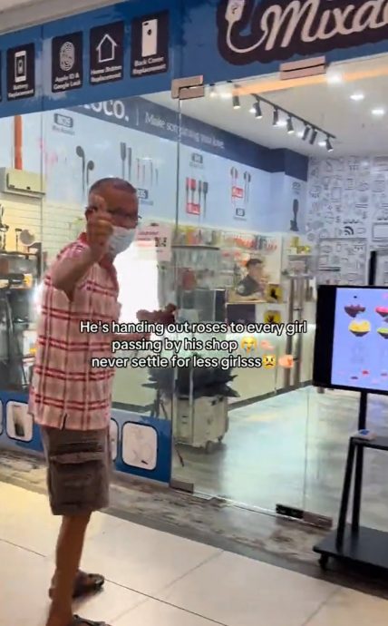 视频|华裔大叔情人节送暖 见人就送一支红玫瑰