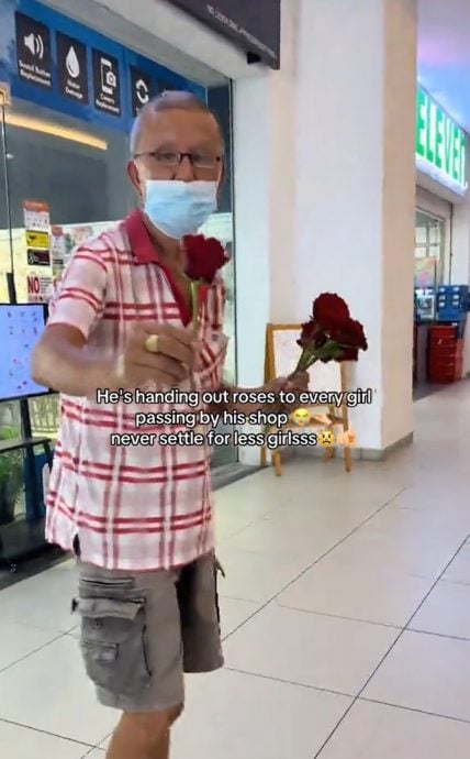 视频|华裔大叔情人节送暖 见人就送一支红玫瑰