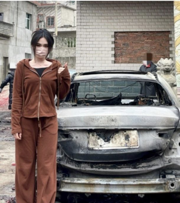 视频|回乡拜年奔驰被烧毁 乐观女车主淡定比“耶”拍照