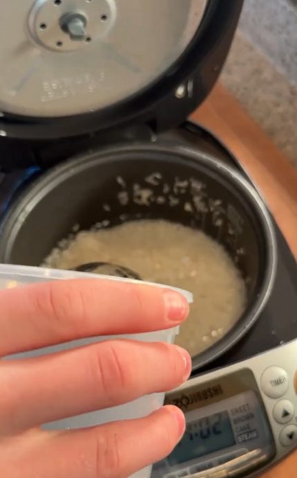 视频|外国少年展现炒饭烹饪技巧 网民赞像大厨给pass!