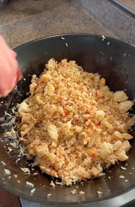 视频|外国少年展现炒饭烹饪技巧 网民赞像大厨给pass!