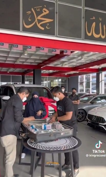 视频|满箱现金买车炫富惹议 网民促税收局查女企业家