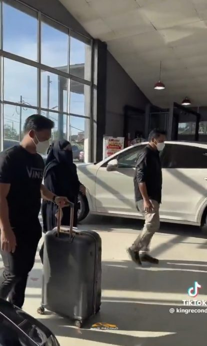 视频|满箱现金买车炫富惹议 网民促税收局查女企业家