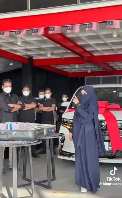 视频|满箱现金买车炫富惹议 网民促税收局查女企业家