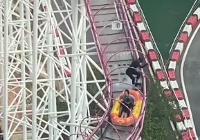 视频|玻璃水滑梯又出事! 玩客乘充气筏被“卡” 工作人员没做安全措施救人掀议