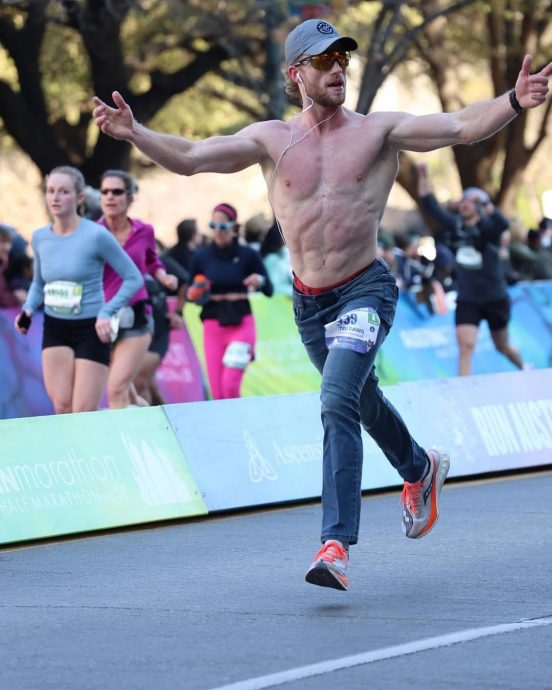 视频|穿牛仔裤跑马拉松破个人纪录 网民焦点：不会磨破皮吗？