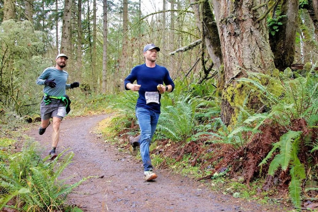 视频|穿牛仔裤跑马拉松破个人纪录 网民焦点：不会磨破皮吗？