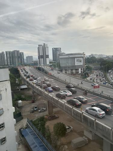 视频|苹果专卖店2小时人潮不断 印尼游客赞大马经济太强了！