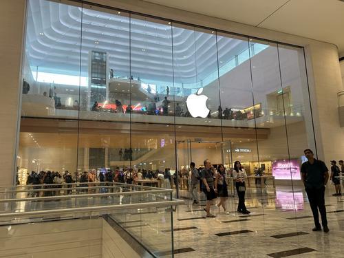 视频|苹果专卖店2小时人潮不断 印尼游客赞大马经济太强了！