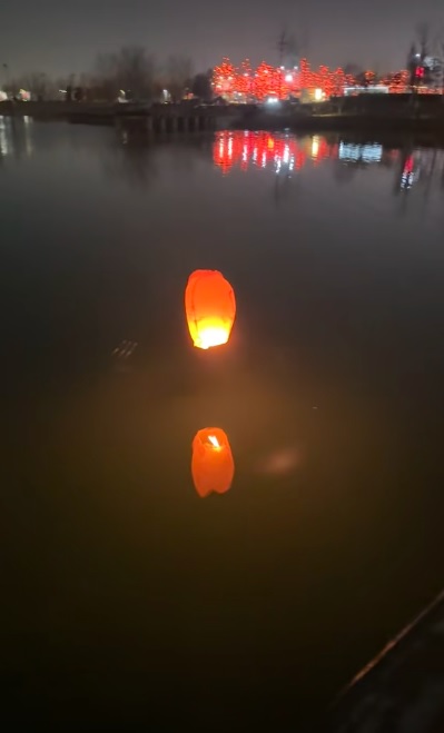 视频|许愿“交女友”天灯下降 男子一句话 天灯立马升空!