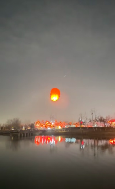 视频|许愿“交女友”天灯下降 男子一句话 天灯立马升空!