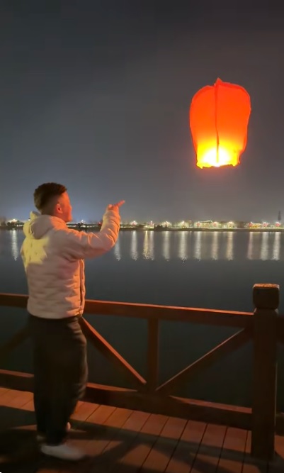 视频|许愿“交女友”天灯下降 男子一句话 天灯立马升空!