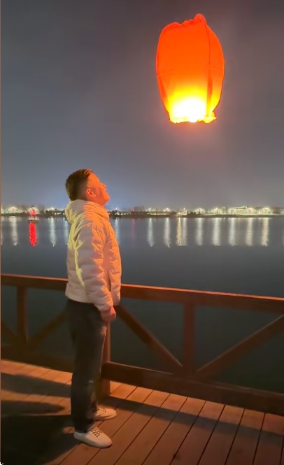 视频|许愿“交女友”天灯下降 男子一句话 天灯立马升空!