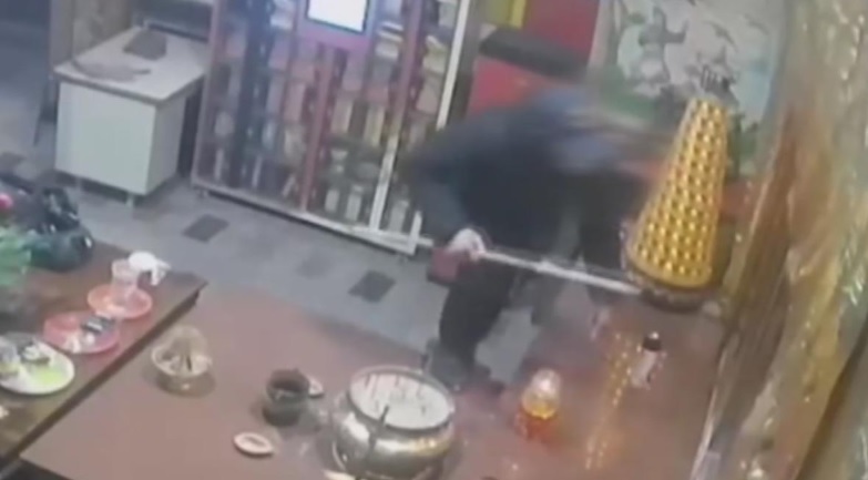 视频|踢毁香炉 喷黑神像 庙方公布CCTV“你快来向神明忏悔求饶!”