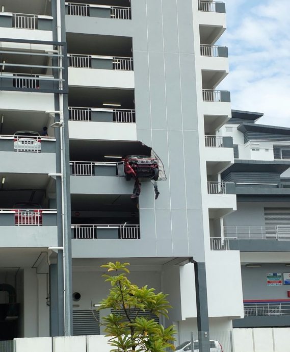 视频|轿车撞破医院停车场围墙 悬挂2楼吓坏路人!