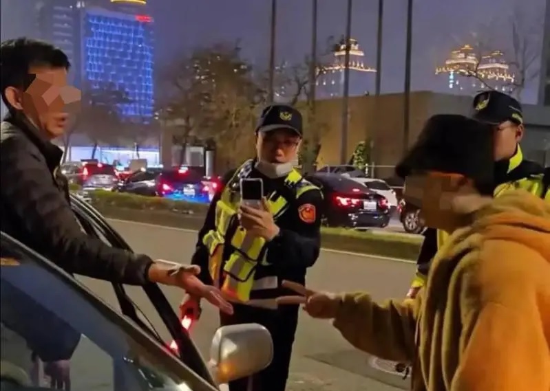 车主看灯会抢车位　警察出妙招 猜拳定输赢