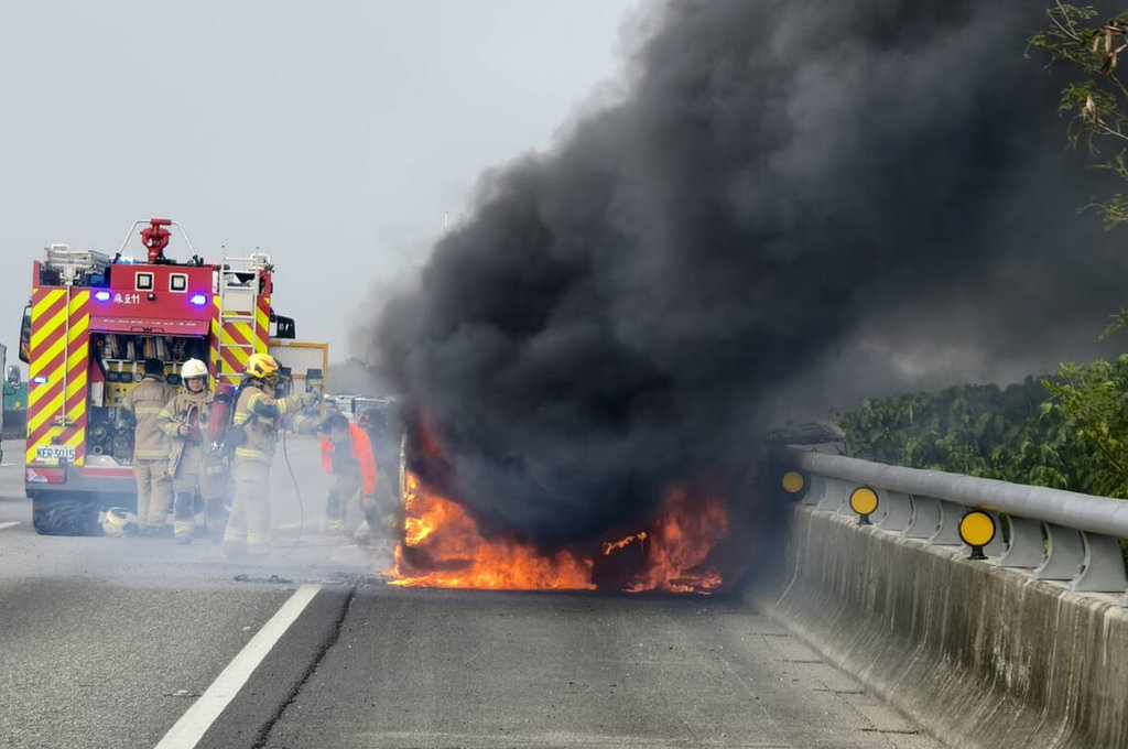 车子15分钟烧成废铁 台东观光处长惊险逃劫