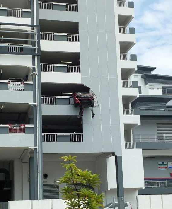 轿车撞破沙登医院停车场围墙 男子好奇提1问题掀网议