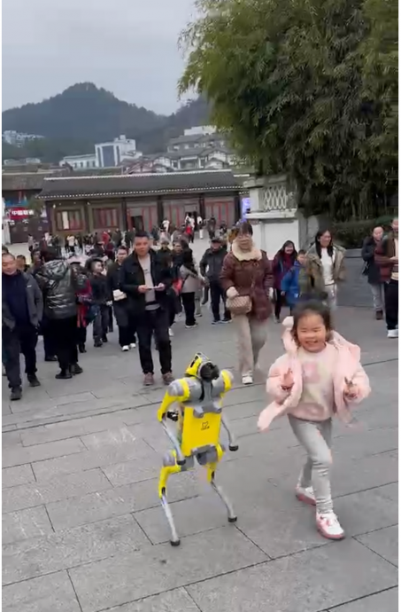 通晓25语言 AI走进景区 陪玩 解说