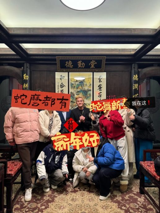 郭富城陪妻返乡过年 吃饭被狂拍脸黑