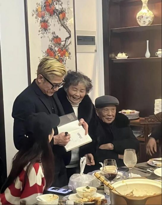 郭富城陪妻返乡过年 吃饭被狂拍脸黑