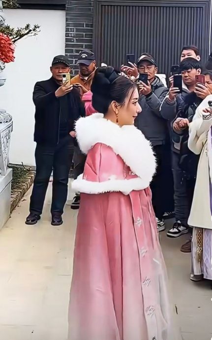 郭富城陪妻返乡过年 吃饭被狂拍脸黑