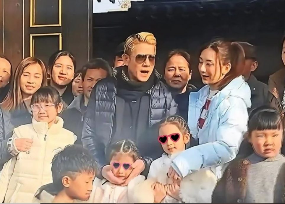 郭富城陪妻返乡过年 吃饭被狂拍脸黑