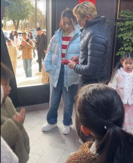 郭富城陪妻返乡过年 吃饭被狂拍脸黑