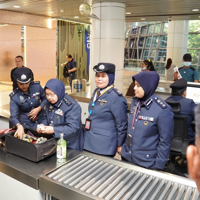 重签/附照片: 关税局官员主要关卡配随身摄像机
