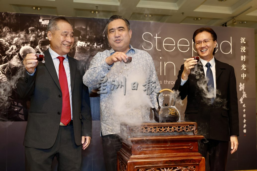 陆兆福:开幕胡航生摄影展