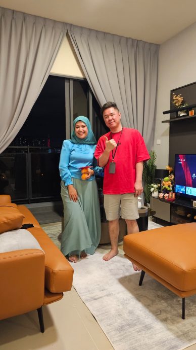 除夕夜到邻居家吃年夜饭 马来女主播:“吃了盐焗螃蟹忘记了减肥”