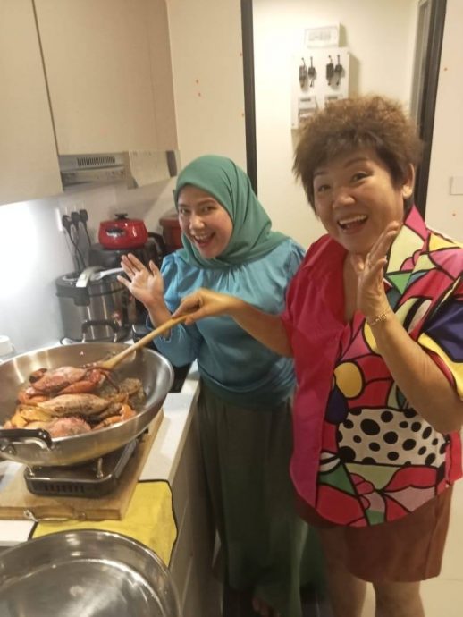 除夕夜到邻居家吃年夜饭 马来女主播:“吃了盐焗螃蟹忘记了减肥”