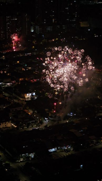 除夕夜到邻居家吃年夜饭 马来女主播:“吃了盐焗螃蟹忘记了减肥”
