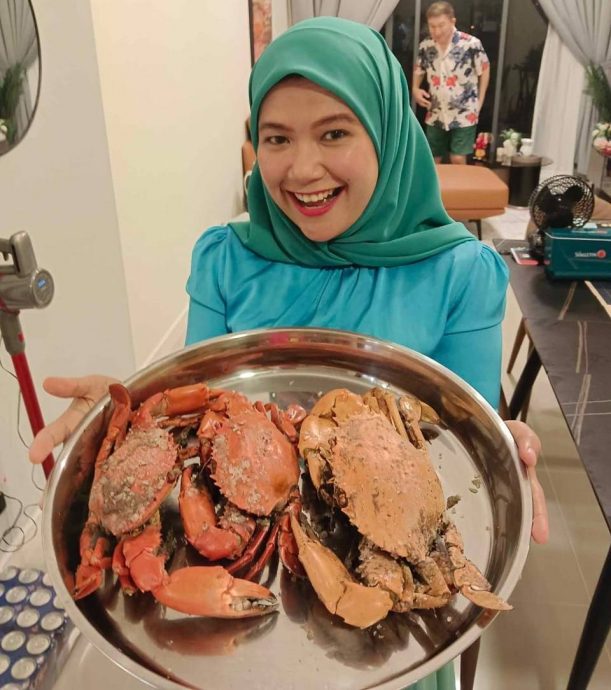 除夕夜到邻居家吃年夜饭 马来女主播:“吃了盐焗螃蟹忘记了减肥”