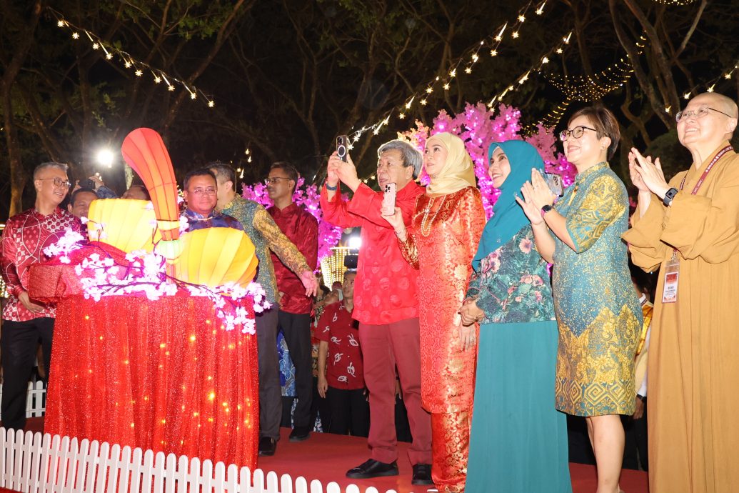 雪新春团拜/ 阿米鲁丁:滨华中学新校地确认