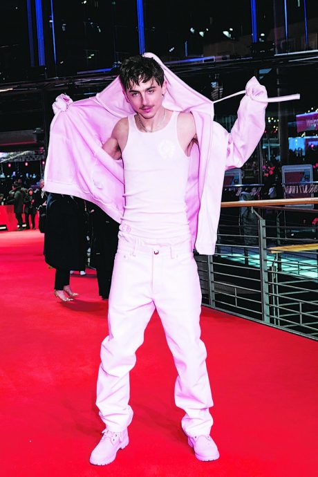 零度以下亮相柏林影展“甜茶”脱外套穿背心任拍