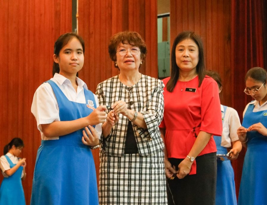 霹：学海学记/校园报道/圣母年度委任仪式  责任与荣誉并行