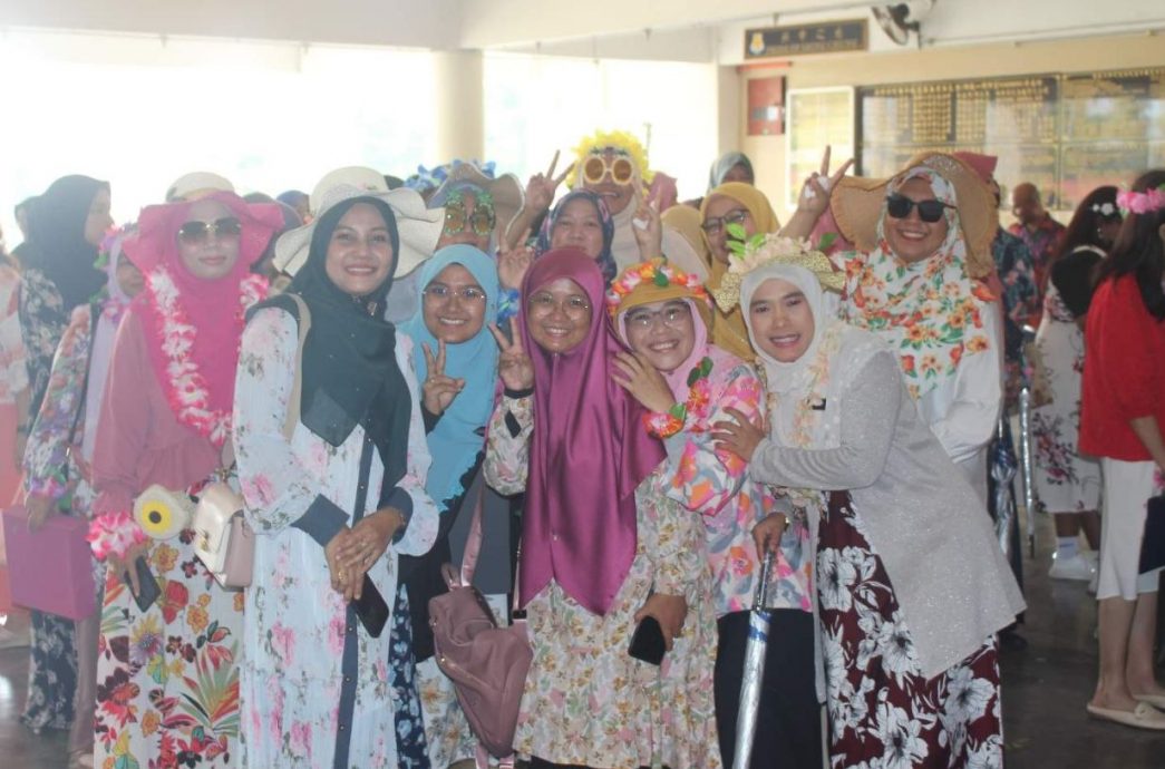 霹:学海学记/校园报道/夏威夷风情庆教师节