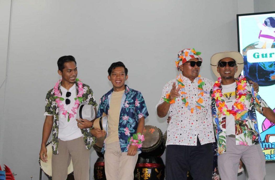 霹:学海学记/校园报道/夏威夷风情庆教师节