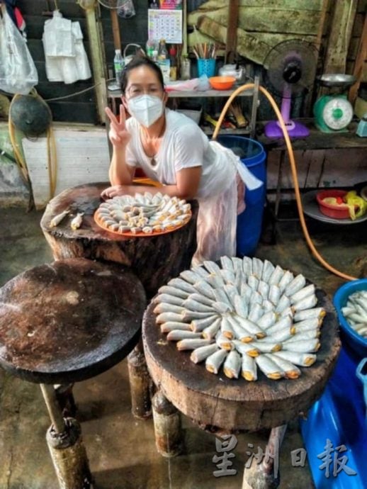 霹:巴刹职人/26日见报/封底主文/怡保狮尾巴刹鱼贩姐弟 手起刀落的真功夫