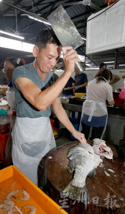 霹:巴刹职人/26日见报/封底主文/怡保狮尾巴刹鱼贩姐弟 手起刀落的真功夫