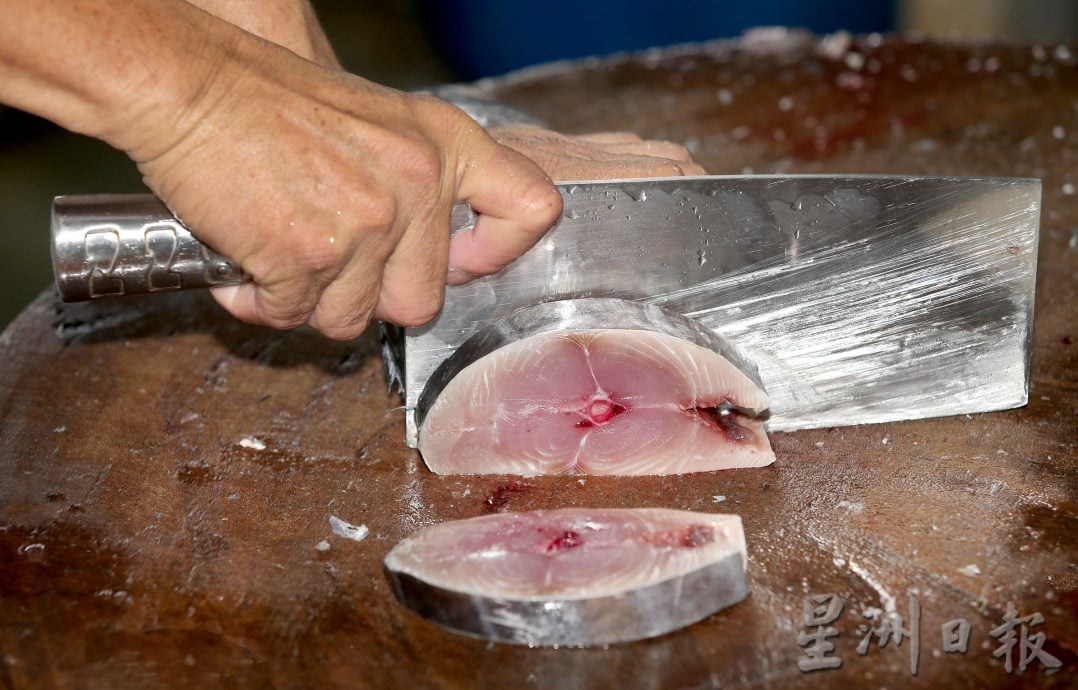 霹:巴刹职人/26日见报/封底主文/怡保狮尾巴刹鱼贩姐弟 手起刀落的真功夫