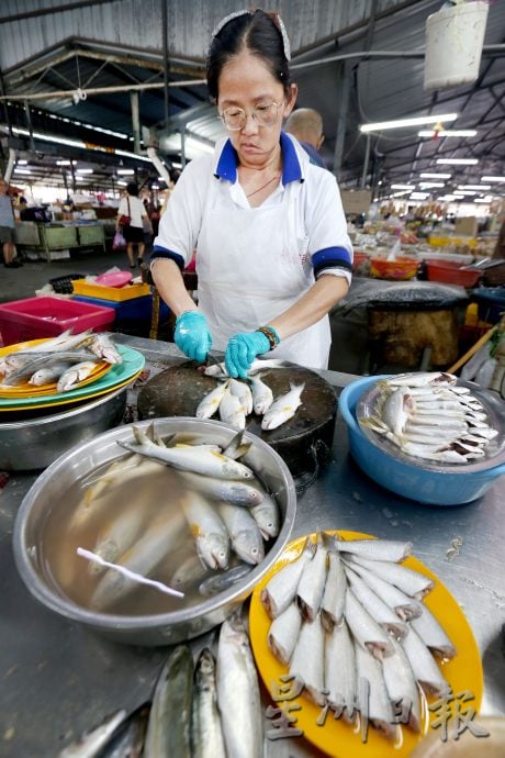 霹:巴刹职人/26日见报/封底主文/怡保狮尾巴刹鱼贩姐弟 手起刀落的真功夫