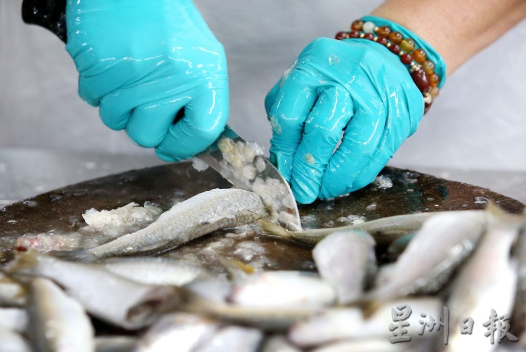 霹:巴刹职人/26日见报/封底主文/怡保狮尾巴刹鱼贩姐弟 手起刀落的真功夫