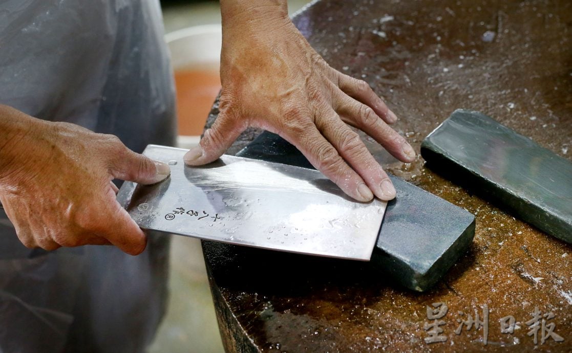 霹:巴刹职人/26日见报/封底主文/怡保狮尾巴刹鱼贩姐弟 手起刀落的真功夫