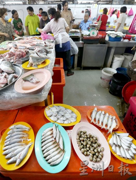 霹:巴刹职人/26日见报/封底主文/怡保狮尾巴刹鱼贩姐弟 手起刀落的真功夫