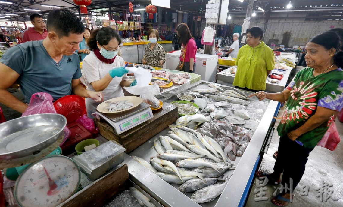 霹:巴刹职人/26日见报/封底主文/怡保狮尾巴刹鱼贩姐弟 手起刀落的真功夫