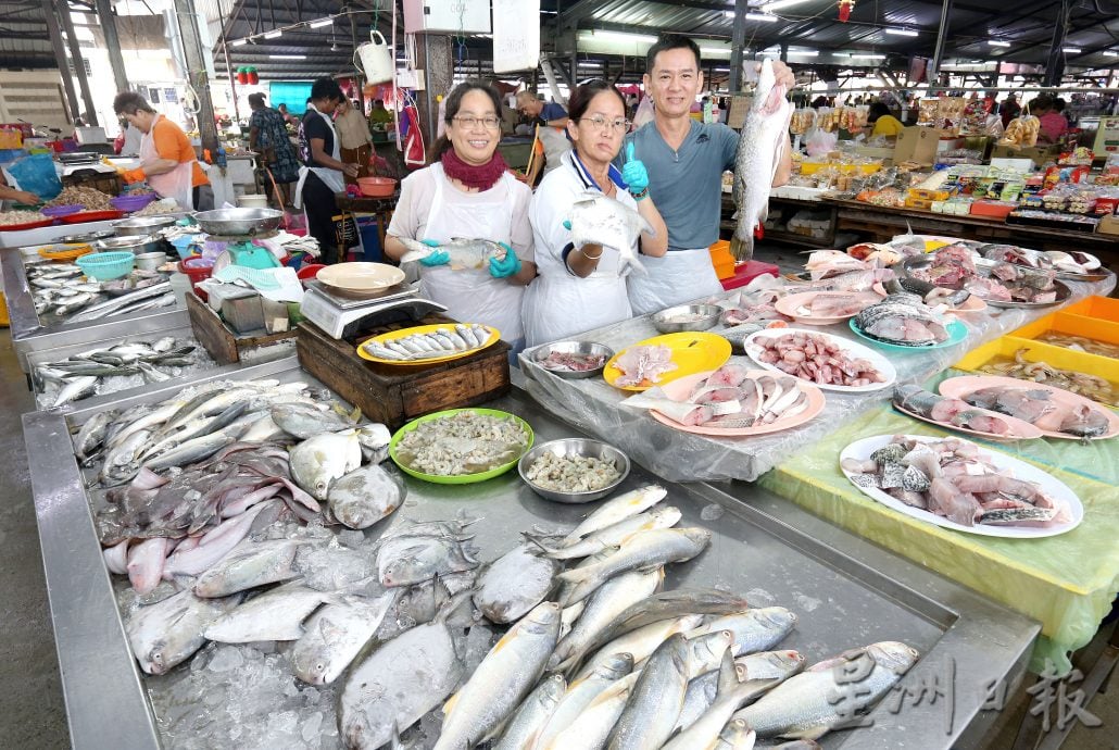 霹:巴刹职人/26日见报/封底主文/怡保狮尾巴刹鱼贩姐弟 手起刀落的真功夫